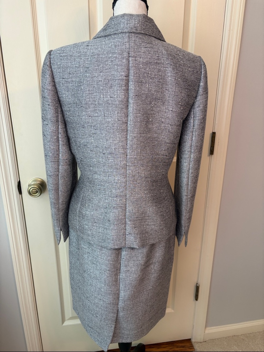Le Suit Petite Shimmery Gray 3 Button Jacket and Skirt Suit Set Size 6P Like New - Picture 5 of 14